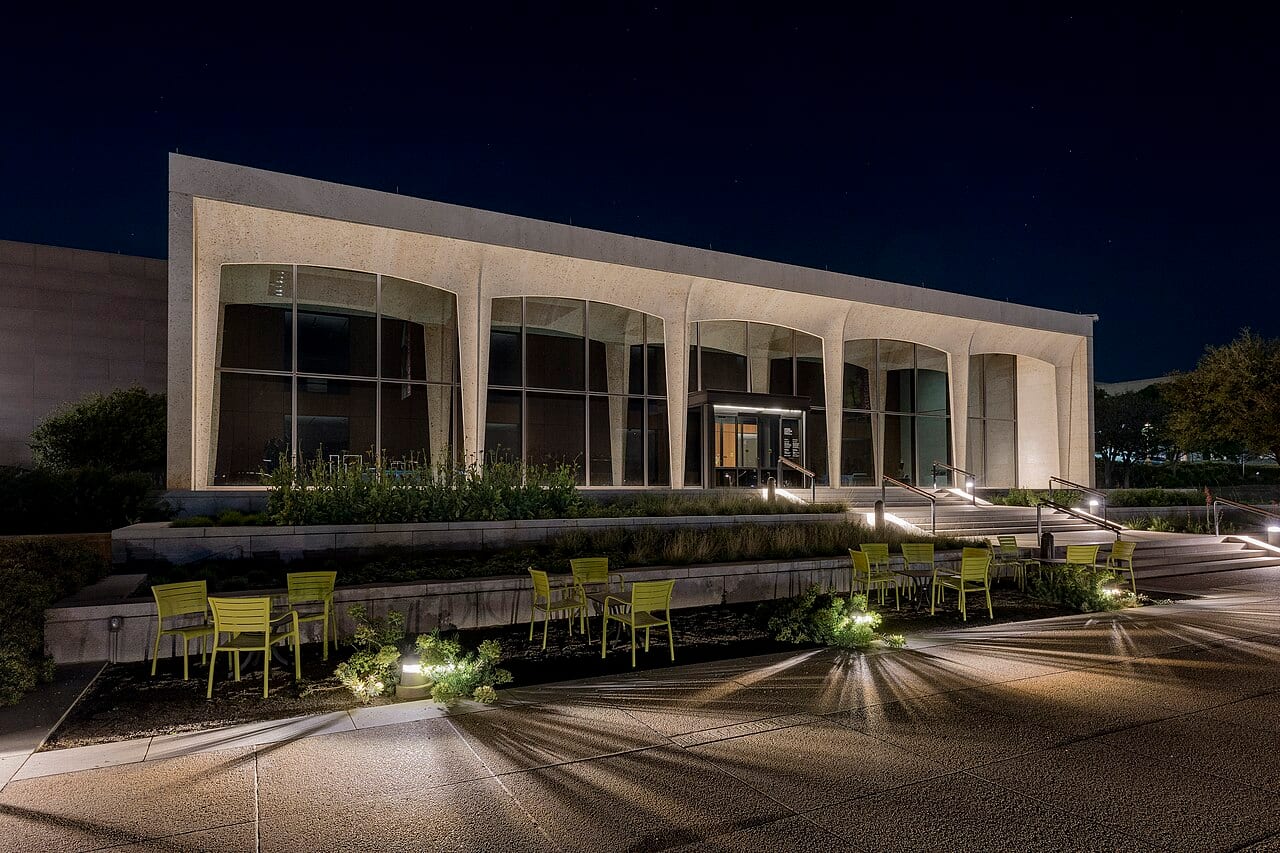 The Amon Carter Museum of American Art in Fort Worth at night.
